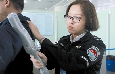 機場安檢員 用“火眼金睛”與探測器守護云端安全